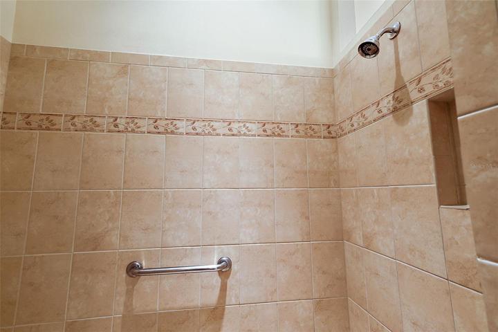 En suite w/tiled Roman shower