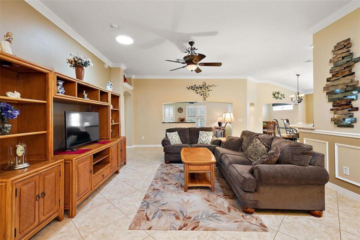 Living area w/crown molding