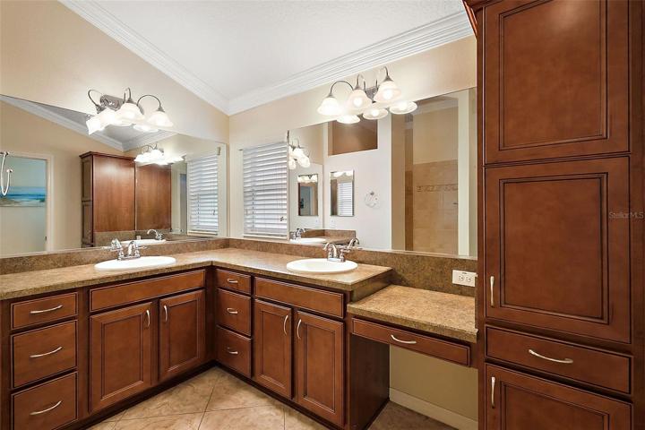 En suite w/maple cabinets & double sinks