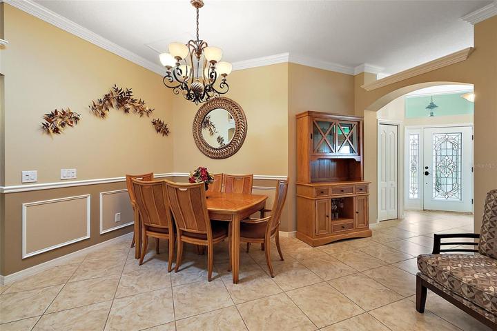 Dining area w/Crown molding