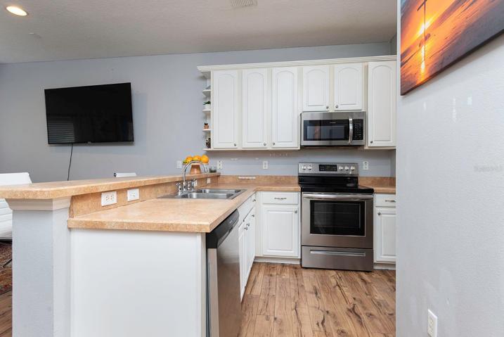 Dream kitchen with brand new stainless appliances!