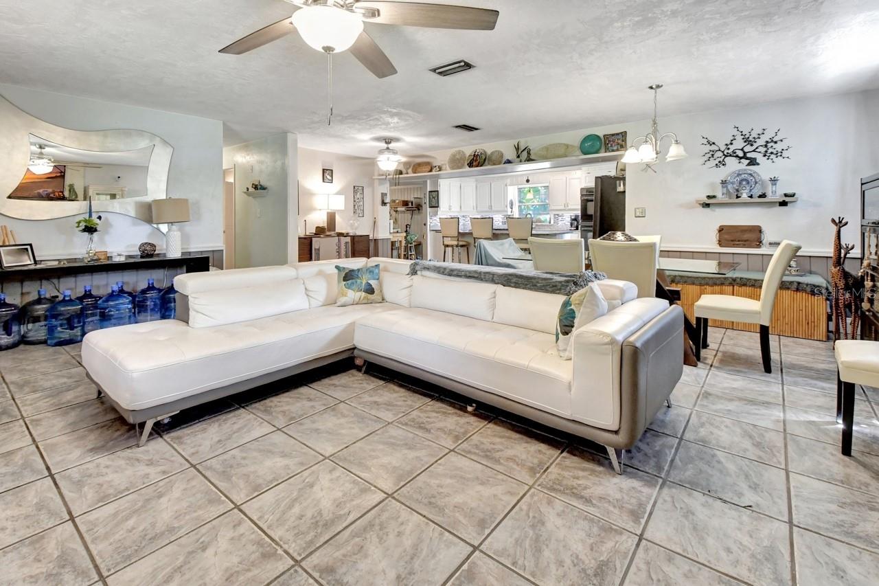 LIVING ROOM/DINING ROOM