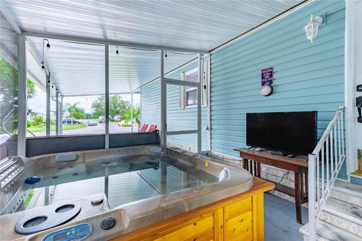 Hot tub in this screen room!