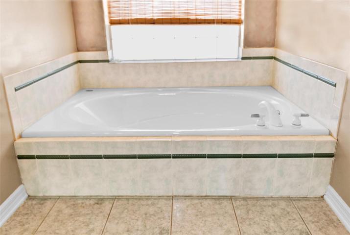 Soaking tub