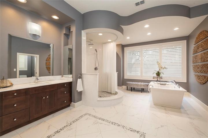 Enjoy the spa like owners bathroom