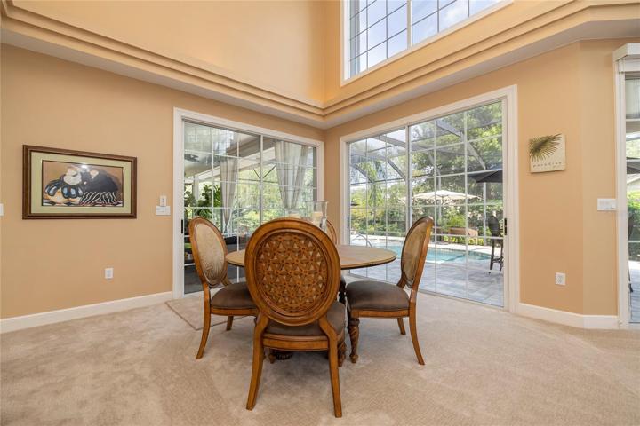 Breakfast room with pool view