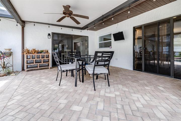 sliders to dining room, kitchen and master bedroom