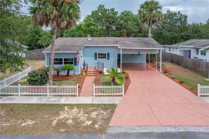 Front of home on quiet street in heart of Mount Dora