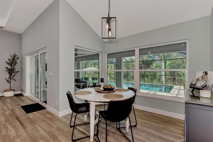 Dinetter area has plenty of room for family and friends!