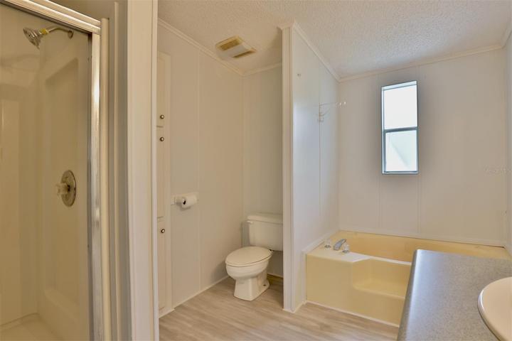 Master bath w/garden tub