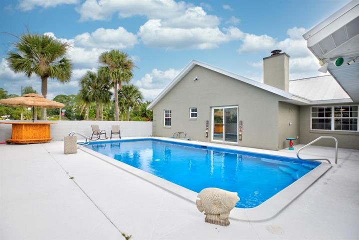 Triple sliders expand the bar area on to the pool deck.