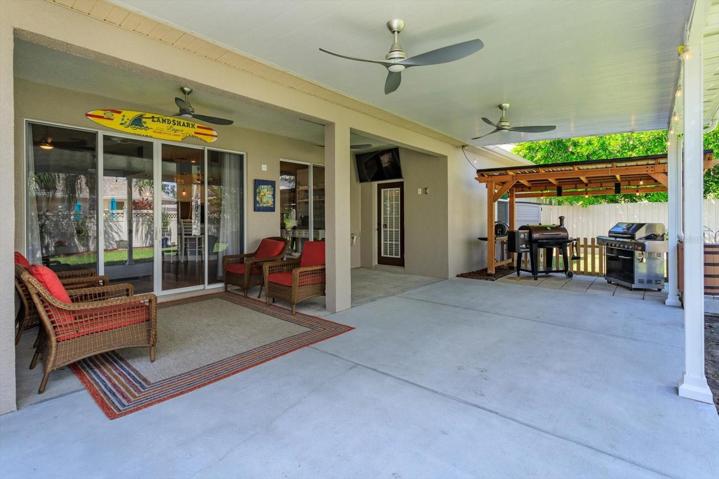 22' x 40' rear lanai with 4 ceiling fans and bbq shed