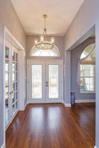 New wood laminate flooring throughout