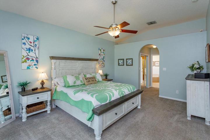 18' x 14' master bedroom with new carpet