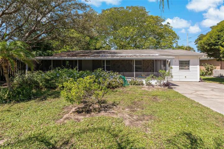 WELCOME TO THIS DOWNTOWN PALM HARBOR HOME!