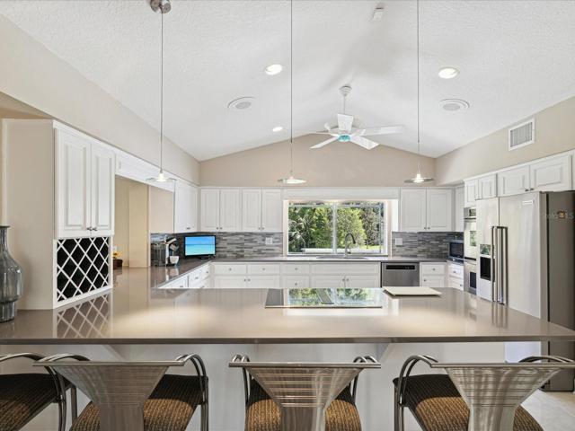 Stunning Kitchen with Breakfast Bar/Island for entertaining Light and Bright!!