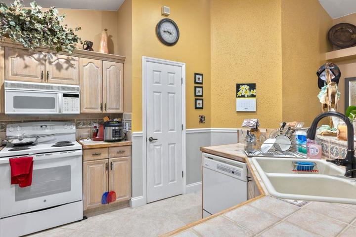 1100 sq. ft. apartment kitchen