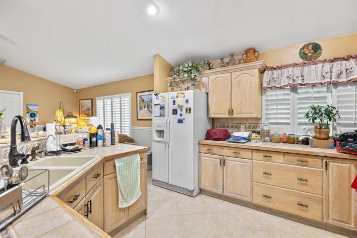 1100 sq. ft. apartment kitchen