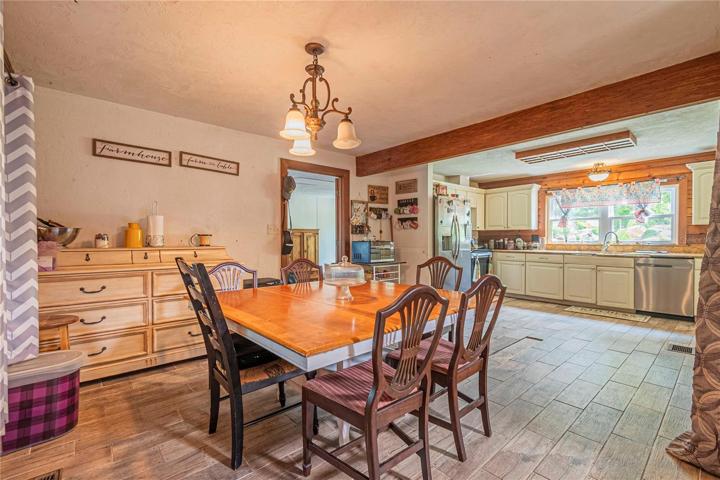 EAT-IN KITCHEN