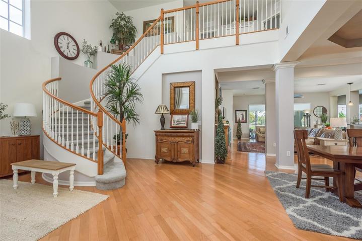 This Grand Staircase Is Perfect For The Family Photos