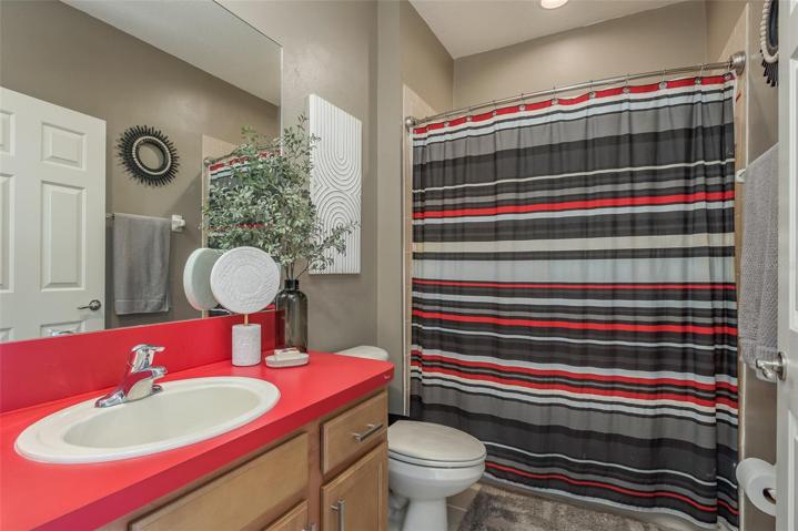 Upstairs Guest Suite Bathroom