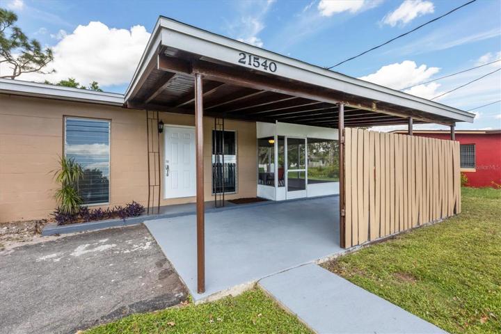CLOSE UP ENTRY AND CAR PORT