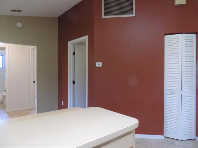 Kitchen & breakfast area