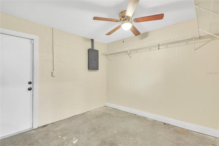 Bonus 10 x 13 Utility room off kitchen!