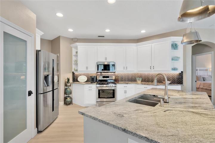 Oversized Granite Island/Breakfast Bar
