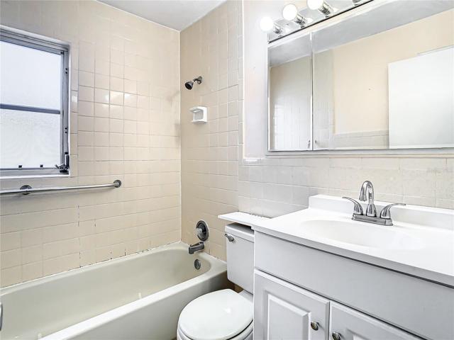 hallfull bath