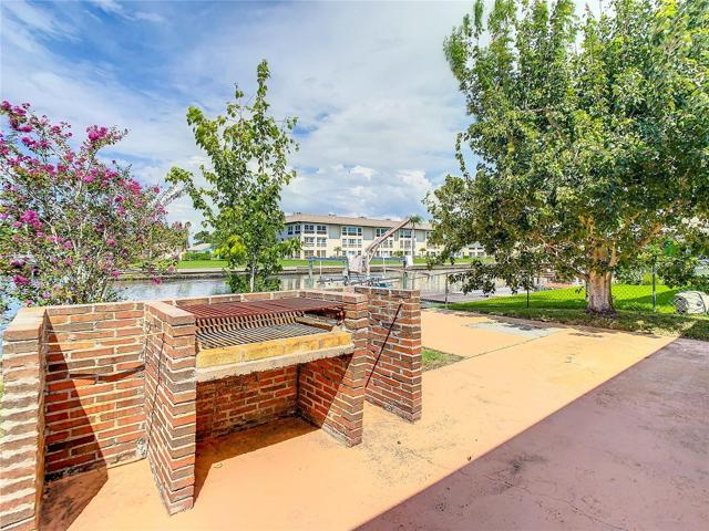 out door grill on the upper levelpatio