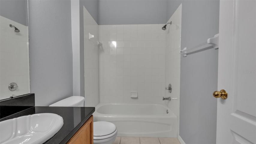 Guest bath with shower/tub combo