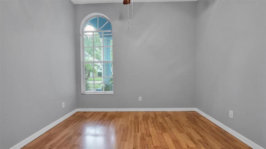 Fourth bedroom - high ceiling