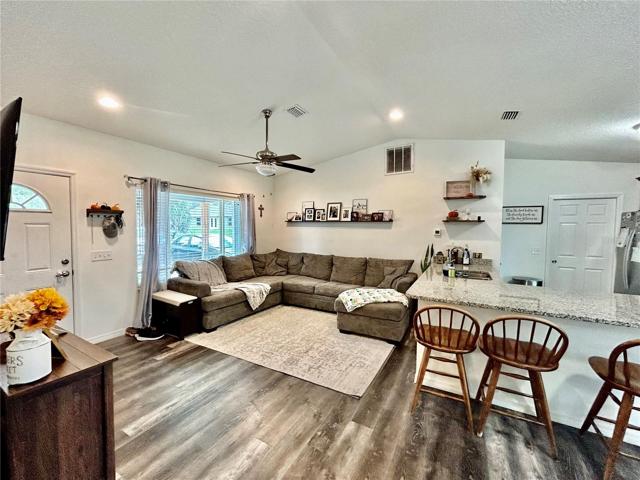 Living/dining room and kitchen