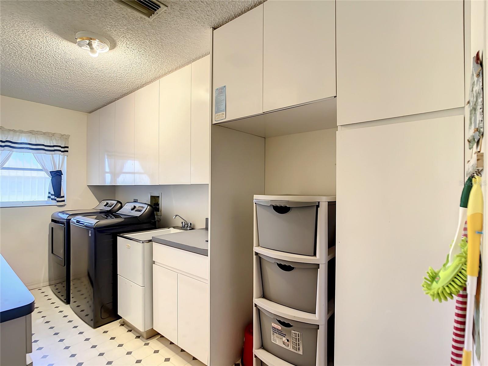 Extra large laundry room with plenty of storage!