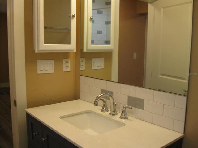 BATHROOM SIK & MIRROR.