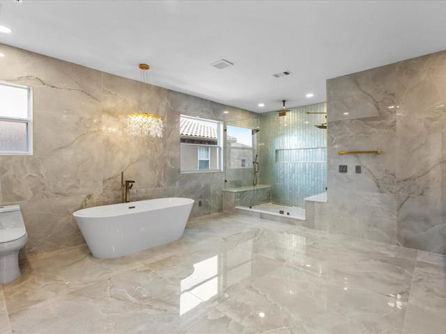 OWNER'S SUITE PRIVATE BATH.