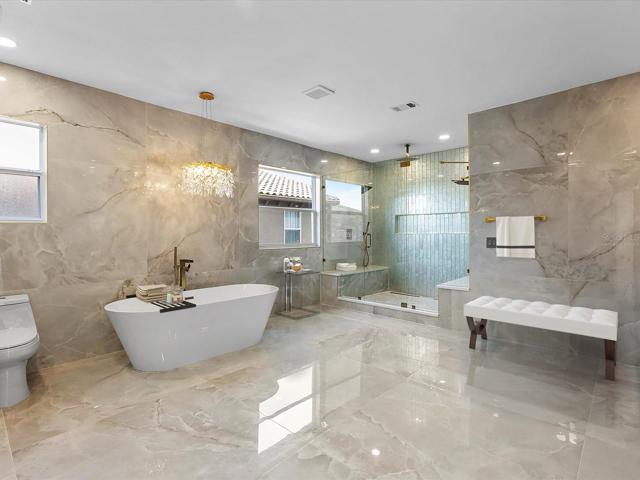 OWNER'S EN-SUITE BATH. Virtually Staged.