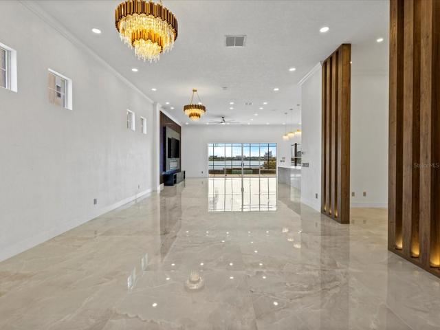 LIVING/DINING.