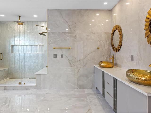 OWNER'S SUITE PRIVATE BATH.