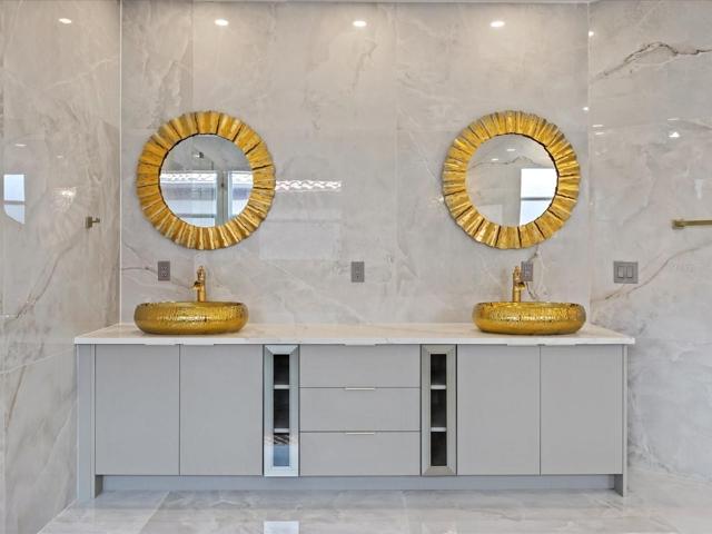 OWNER'S SUITE PRIVATE BATH.