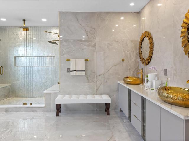 OWNER'S EN-SUITE BATH. Virtually Staged.
