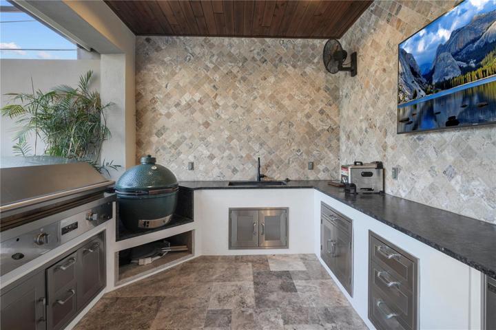 Fabulous outdoor kitchen
