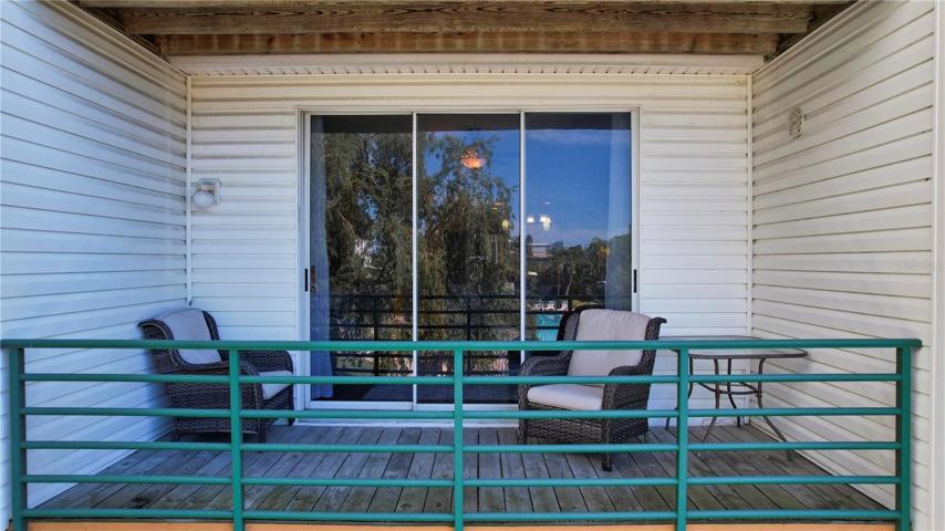 This generously-sized door opens up to a charming balcony, flooding your space with natural light and offering a seamless connection to the outdoors.