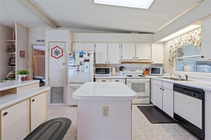 Center island on this home.