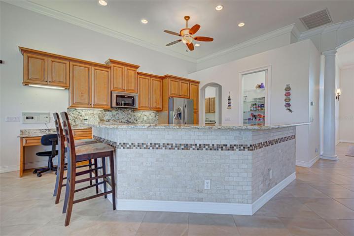 SPACIOUS KITCHEN WITH BREAKFAST BAR