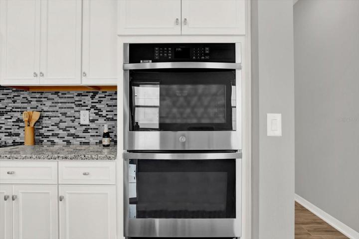 Deluxe Kitchen Double Ovens