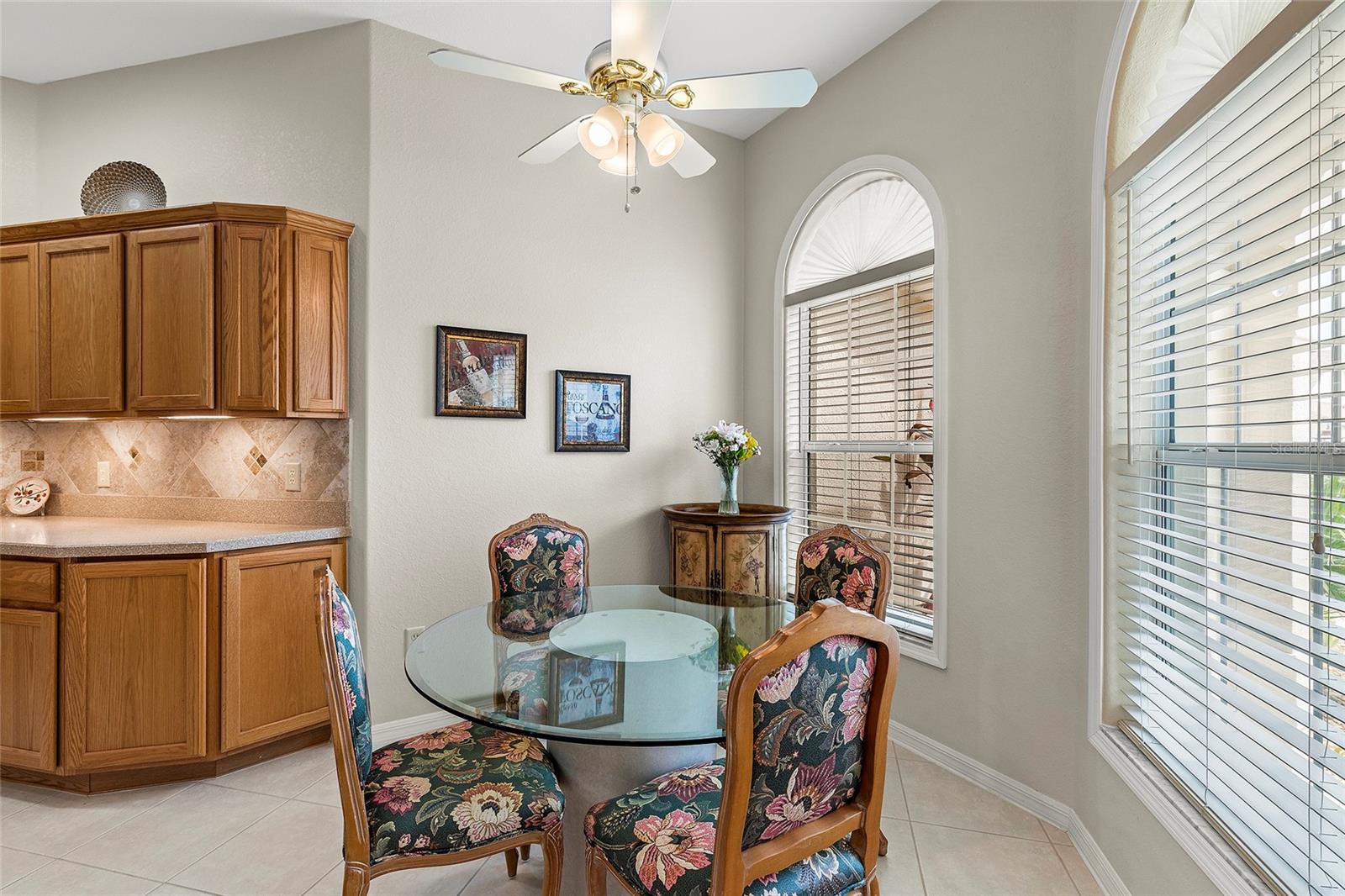 Eat-in Kitchen Breakfast nook