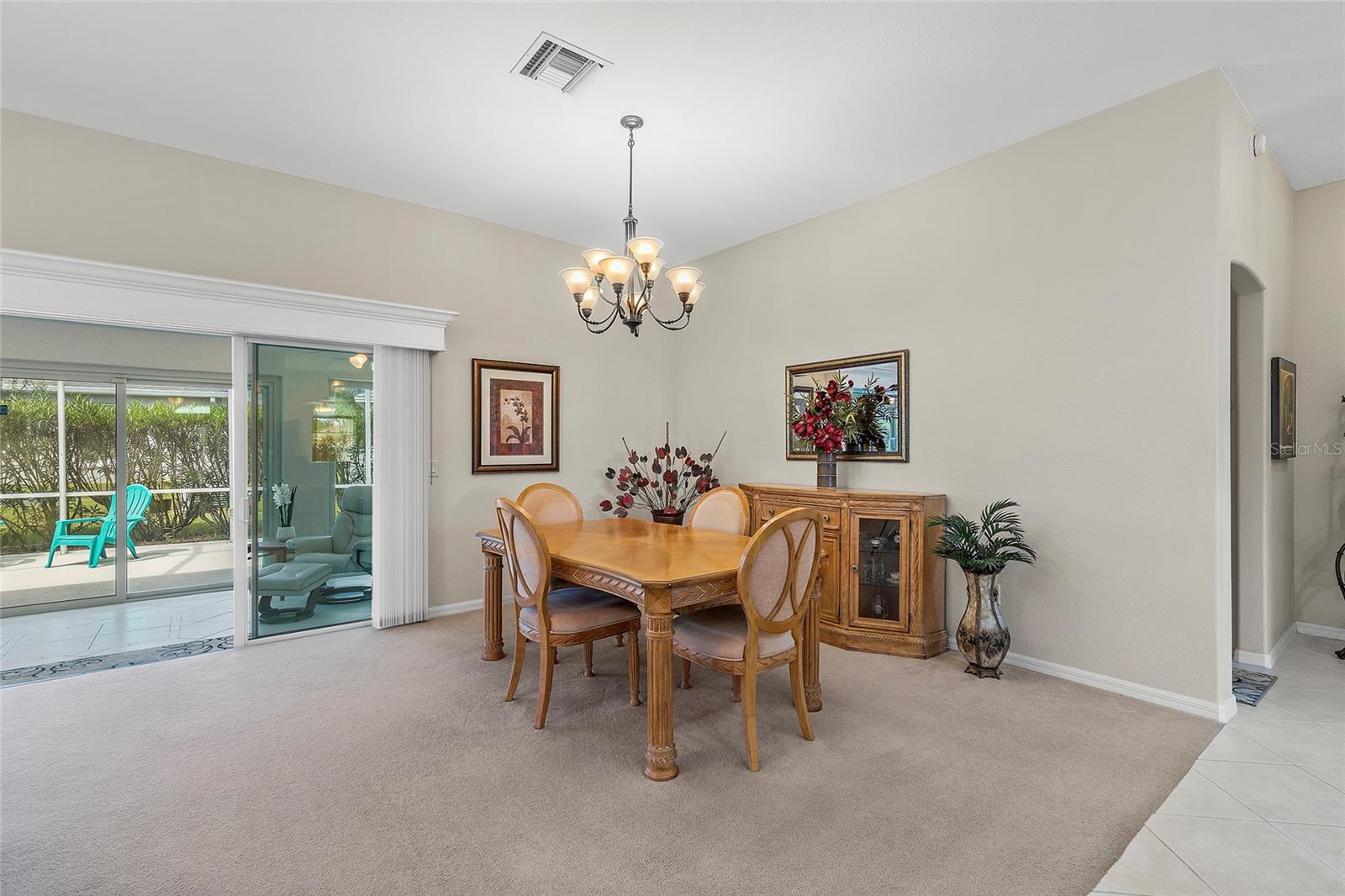 Dining room without columns provide an open , flowing floorplan