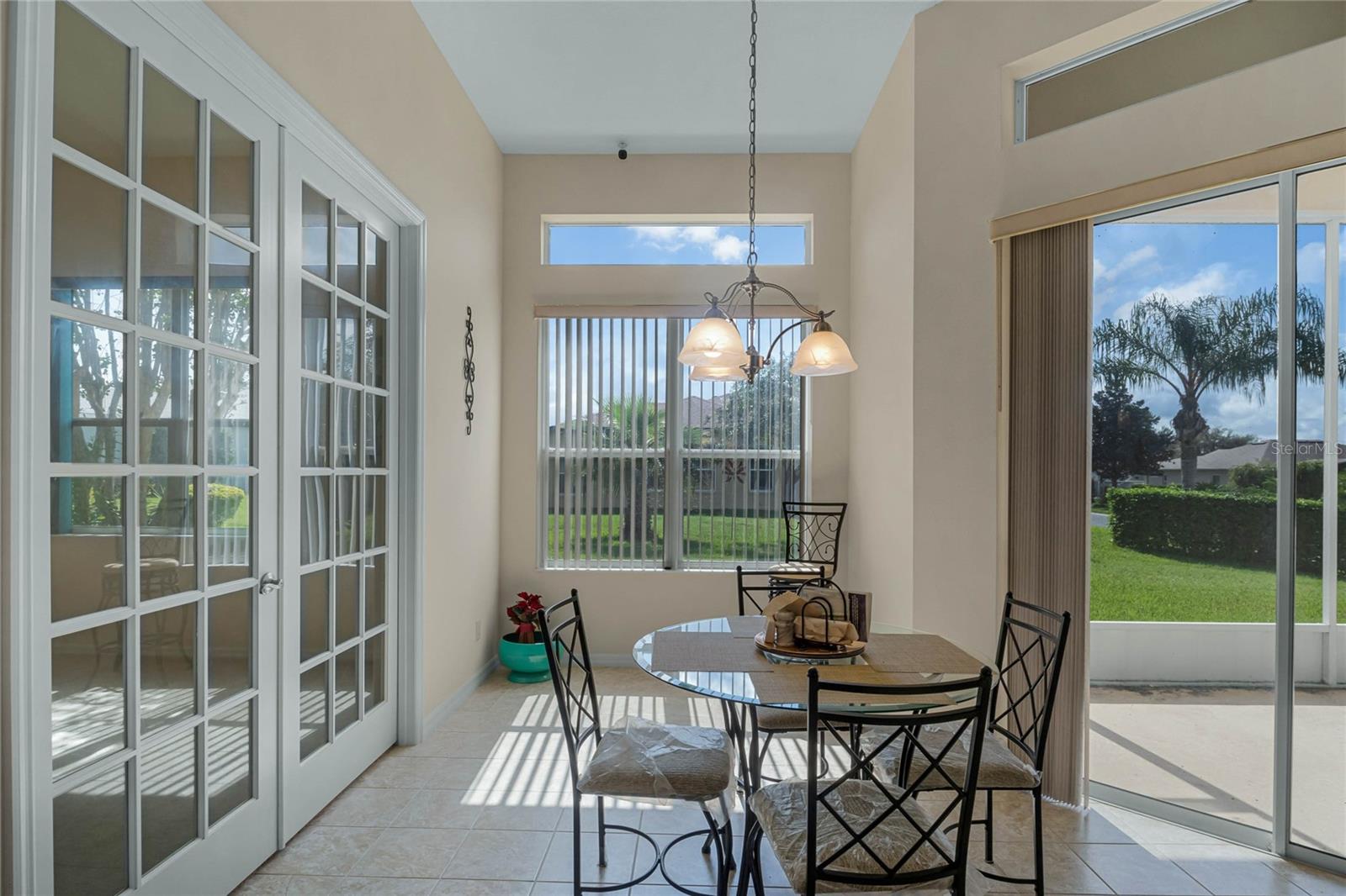 Kitchen Eat-in Area